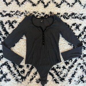Long sleeve ribbed Henley bodysuit, size L